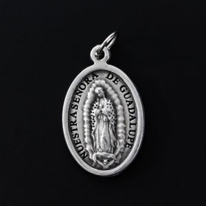 Medalla de Nuestra Señora de Guadalupe con la Divina Misericordia de Jesús - Colgante religioso ovalado de Jesús y María de 1"