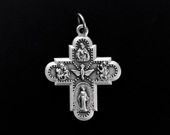 Könnte beinhalten: Silberner Anhänger in Form eines Kreuzes mit fünf religiösen Figuren und den Worten "ORIGINAL SIN" und "CONCEPTION" auf der Unterseite.