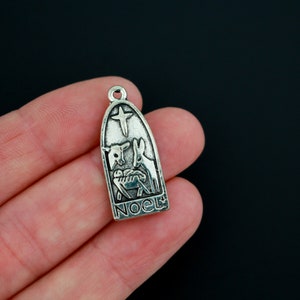 Noel kerststalbedels - Christuskind in de kribbe 27 mm x 12 mm, verkocht in verpakkingen van 5, 20 en 50 stuks