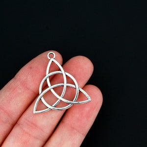 Dijes circulares grandes de triquetra de 28,5 mm de largo en plata antigua: símbolo de la Santísima Trinidad, 10 unidades