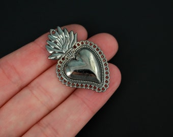 Pendentif coeur enflammé Milagro mexicain avec breloque sacré-cœur avec finition gris bronze, 40 mm de long