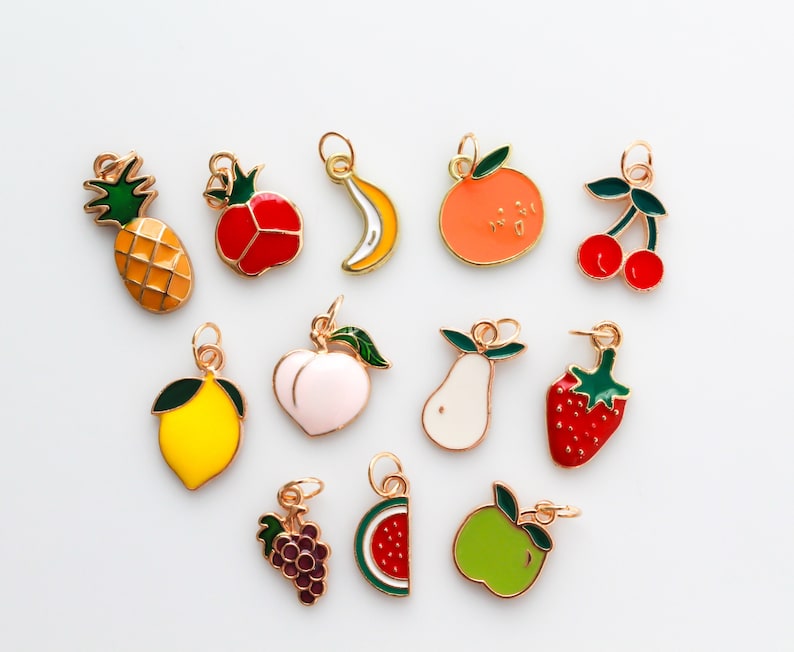 Pu&ograve; includere: Un set di 12 ciondoli dorati che raffigurano vari frutti e verdure. I ciondoli sono smaltati in colori vivaci, tra cui rosso, giallo, verde, arancione e rosa. I ciondoli sono perfetti per aggiungere un tocco di fantasia a gioielli, portachiavi o altri lavoretti.