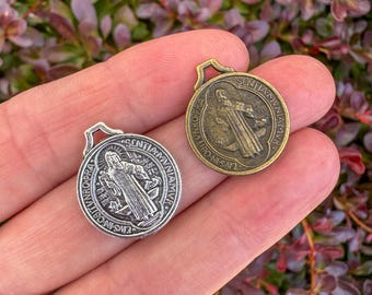 Saint Benedikt Charms Verkauft in Zehnerpacks in Ihrer Wahl von Antique Silber oder Bronze