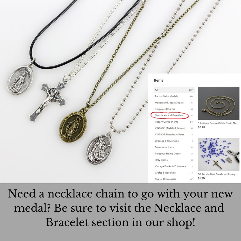 Op de afbeelding: Drie zilveren en gouden kettingen met religieuze medaillons. De kettingen worden getoond op een witte achtergrond met een lijst van artikelen te koop. De lijst bevat kettingen en armbanden, rozenkransonderdelen, vintage medailles en sieraden, vintage rozenkransen en onderdelen, kruisen en kruisbeelden, devotieartikelen, religieuze decoratie voor thuis, heilige kaarten, vintage boeken en ephemera, ambachtelijke artikelen en nieuwigheden, en digitale downloads. De tekst "Heeft u een ketting nodig die bij uw nieuwe medaille past? Bezoek dan zeker de ketting- en armbandsectie in onze winkel!" staat onderaan de afbeelding.