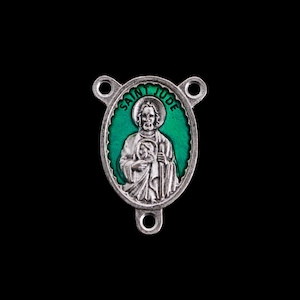 Può includere: Ciondolo di San Giuda argentato con sfondo in smalto verde. Il ciondolo ovale presenta un'immagine di San Giuda e il testo "SAINT JUDE" in verde. Il ciondolo ha tre fori per il fissaggio.