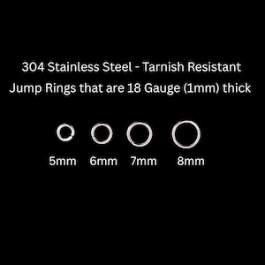K&ouml;nnte beinhalten: Vier silberfarbene Biegeringe aus 304 Edelstahl mit anlaufgesch&uuml;tzter Oberfl&auml;che. Die Ringe haben eine St&auml;rke von 18 Gauge (1mm) und werden in den Gr&ouml;&szlig;en 5mm, 6mm, 7mm und 8mm gezeigt. Der Text lautet: 304 Stainless Steel - Tarnish Resistant Jump Rings that are 18 Gauge (1mm) thick.