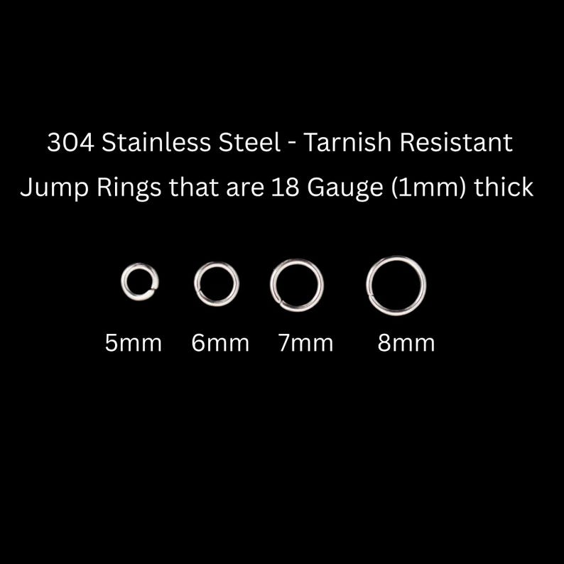 K&ouml;nnte beinhalten: Vier silberfarbene Biegeringe aus 304 Edelstahl mit anlaufgesch&uuml;tzter Oberfl&auml;che. Die Ringe haben eine St&auml;rke von 18 Gauge (1mm) und werden in den Gr&ouml;&szlig;en 5mm, 6mm, 7mm und 8mm gezeigt. Der Text lautet: 304 Stainless Steel - Tarnish Resistant Jump Rings that are 18 Gauge (1mm) thick.
