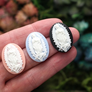 Engaste de cabujón de resina de Nuestra Señora de Guadalupe 25x18 mm - Camafeo de plástico de la Santísima Virgen María 1 pieza a elegir entre rosa, azul o negro