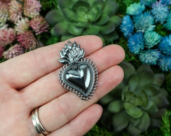Pendentif coeur enflammé Milagro mexicain avec breloque sacré-cœur avec finition noire, 40 mm de long