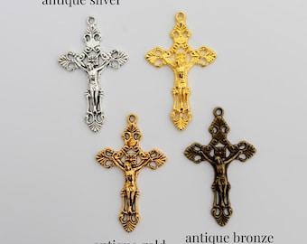 Pingentes de crucifixo Flor de Lis de 5,4 cm de comprimento - Disponíveis em prata antiga, bronze e ouro, em embalagens com 3 unidades.