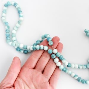 Opaque Blue and White Marbled Crackle Glass Beads 8mm Round - Sold by the Strand, about 104pcs/strand