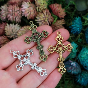 Sierlijke Jezus kruisbeeld kruist 43 mm lang - verkrijgbaar in zilver, brons en goud - verkocht in verpakkingen van 5 of 25 stuks