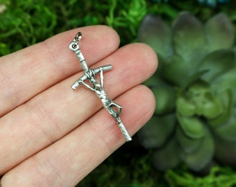 Italienischer päpstlicher Kruzifix-Anhänger des Heiligen Johannes Paul II - Manzu's Kruzifix-Kreuz 1-3 / 4 "lang - Made in Italy