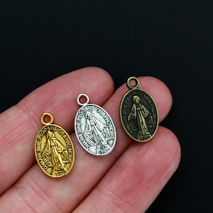 Wunderbare Maria Charms - Medaille der Unbefleckten Empfängnis 17 mm lang 25 Stück Vorhanden in Gold, Silber und Bronze