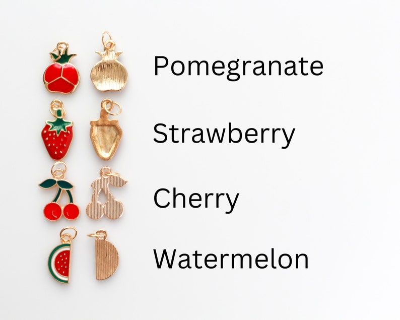 Pu&ograve; includere: Otto ciondoli dorati a forma di diversi frutti: melograno, fragola, ciliegia e anguria. Ogni ciondolo ha una finitura smaltata rossa, verde o bianca.
