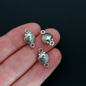 Petits maillons de connecteur en forme de coquille Saint-Jacques en argent - 15 mm x 9 mm - Symbolisme religieux du baptême, 20 pièces