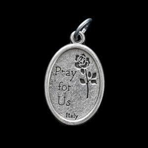 Op de afbeelding: Zilveren ovale hanger met de woorden "Pray for Us" en een roosontwerp. De hanger heeft ook de tekst "Italy" aan de onderkant.