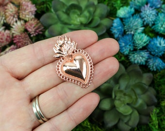 Pendentif coeur flamboyant Milagro mexicain à breloques sacré-cœur | Finition or rose brillant 40 mm de long