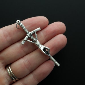 Crucifijo papal italiano del Papa San Juan Pablo II - Cruz de Manzu de 6,35 cm de largo - Hecho en Italia