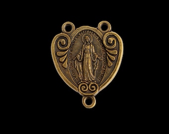 Bronzen wonderbaarlijke medaille rozenkrans middelpunt dat hartvormig is met sierlijk rolwerk aan de zijkanten, Engelse inscriptie