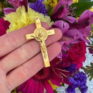 Grand pendentif crucifix Saint Benoît en or de 2-1/8 pouces de long, fabriqué en Italie