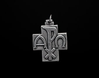 Wisiorek z krzyżem Alfa i Omega z Jezusem - krzyż chrystogramowy Chi-Rho o długości 1-1/8" - wyprodukowano we Włoszech