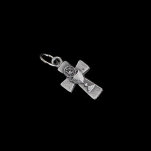 Può includere: Un ciondolo a croce in metallo color argento con finitura testurizzata. Il centro della croce presenta un emblema circolare con le lettere IHS e un simbolo di calice sottostante. Un piccolo anellino circolare è fissato alla sommità.