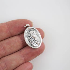 Sankta Klara av Assisi-medaljen - Broderarnas och TV:ns beskyddare - Silveroxiderad platta Tillverkad i Italien bild 4
