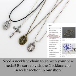 Op de afbeelding: Drie zilveren en gouden kettingen met religieuze medaillons. De kettingen worden getoond op een witte achtergrond met een productlijst voor kettingen en armbanden. De lijst toont een verscheidenheid aan religieuze artikelen, waaronder medailles, rozenkransen en kruisen.