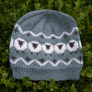 Patrón de gorro de oveja, gorro infantil con estampados de colores (PDF), gorro infantil de punto con animales, gorro Fair Isle, patrón fácil de tejer para invierno.