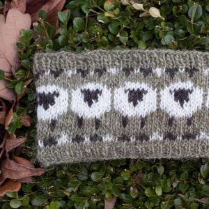 Strickanleitung für ein Schaf-Stirnband (Aran-Garn), mehrfarbiges Strickmuster, Ohrenwärmer im Fair-Isle-Stil mit Bauernhoftiermotiv, Kinder- und Erwachsenengrößen, DK-Version
