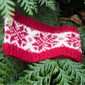Stickmönster för snöflingepannband, röd och vit nordisk Fair Isle öronvärmare PDF