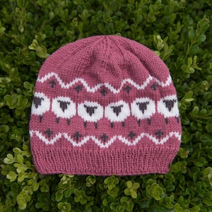 Stickmönster för barnmössa med får, rosa färgmössa för flickor, Fair Isle barnmössa, fårmotiv DK Weight, direktnedladdning i PDF-format