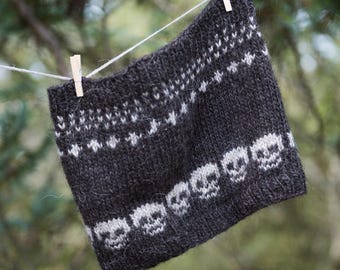 Skull Motif Cowl Knitting Pattern, Goth and Punk Style Neck Warmer, Beginner-Friendly Colorwork Design, Instant Download PDF