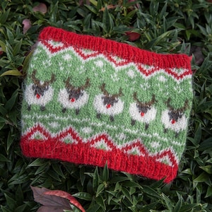 Weihnachtsschaf Schal stricken Muster, Festliche Rentier Halswärmer, Fair Isle Urlaub stricken, Schaf Motiv