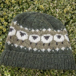 Stickmönster för fårmössa Aran Weight, mössa med färgmönster, Fair Isle-mössa med bondgårdsdjur, storlekar för småbarn till vuxna, DK-version ingår