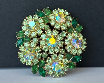 Corona Trifari del 1961 firmata Collezione "Radiance" Spilla floreale con strass verdi, Memo Corona Trifari per una donna intelligente Spilla verde in crisolito