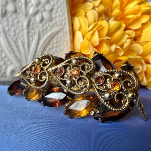 Vintage Topaz Rhinestone Hearts Brooch: Gold Tone Scroll Design