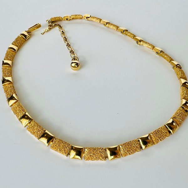 Crown Trifari Signed Vintage Textured Gold Tone Link Chocker Necklace