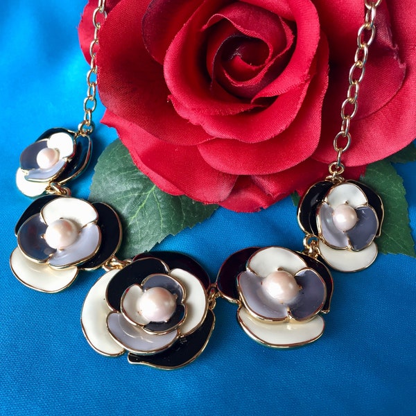 Kate Spade Deko Blüte Schwarz-Weiß Rose Halskette, Vintage Kate Spade Blumen Halskette, Kate Spade Signierte Deko Blüten Halskette