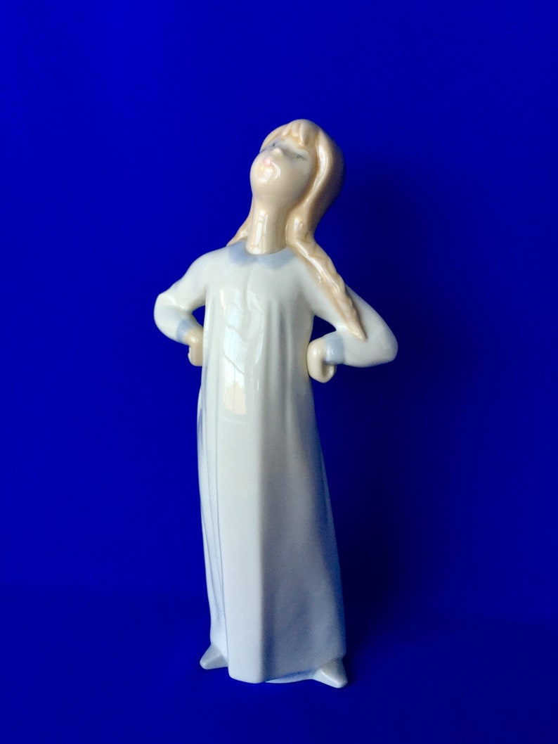 Vintage Lladro Girl in Nightgown 4872 Lladro Girl in image 0