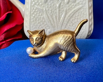 Vintage Sterling Silver Heritage Museum Replica (HMR) Cat with Faux Pearl Ball