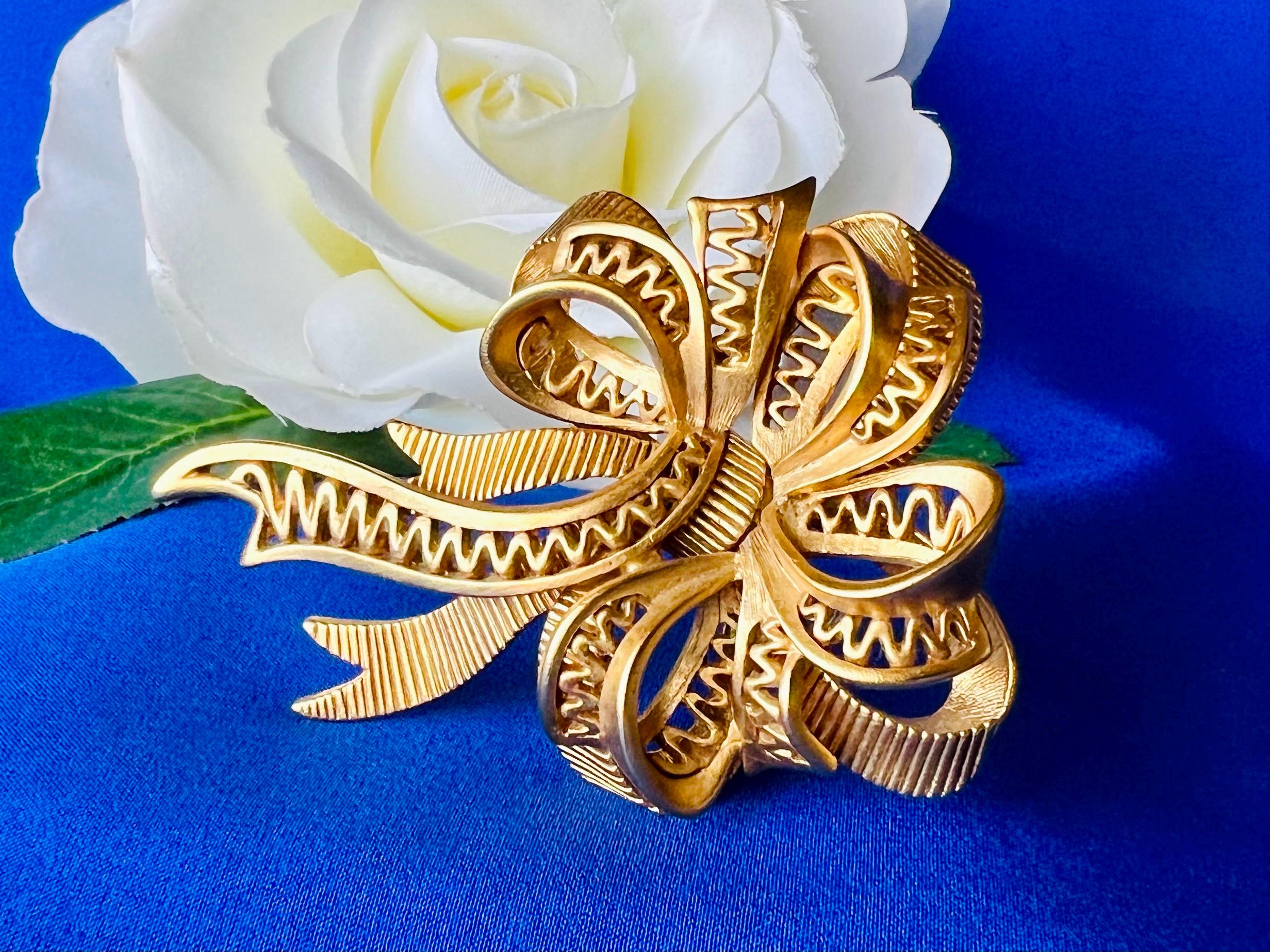 Oscar De La Renta Brooches - 17 For Sale at 1stDibs | oscar  Designer Signed Oscar de la Renta Vintage Two Toned Ribbon Flower Brooch main image 2