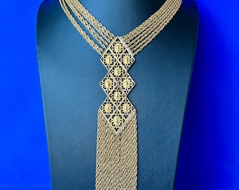 Collar con borla tipo cascada de varias hebras en tono dorado sin firmar de Goldette