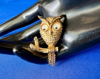 Vintage Avon Gold Tone Googly Eyed Owl Brooch