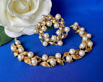 Conjunto de broche y pulsera vintage Napier firmado, tono dorado y perlas de imitación con forma de flor.
