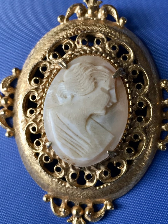 Vintage Signed Geno Carved Shell Cameo Pendant, V… - image 2