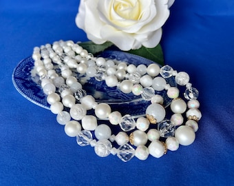 Collier réglable en perles blanches à plusieurs rangs vintage