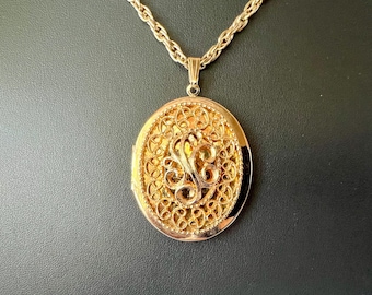 1972 Sarah Coventry "Heirloom" Gold Tone Locket Pendant Necklace