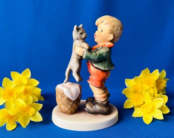 Goebel Hummel "Kitty Kisses" Figurine #2033 First Issue w/ Box (4.25" Tall)